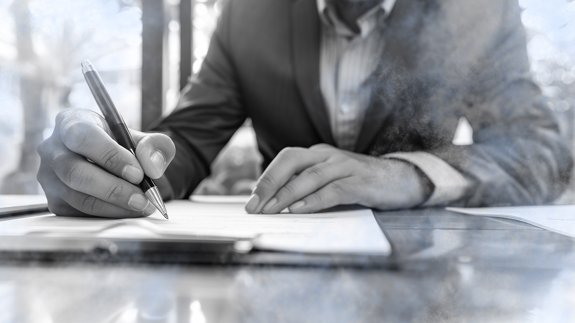 Mann schreibt in einem Notizblock